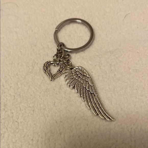 Silver Wing and Heart Keychain - Picture 3 of 4